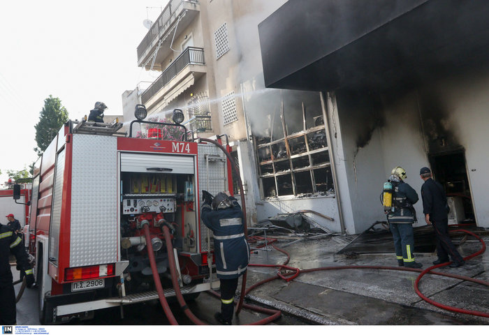 Μεγάλη φωτιά σε αποθήκη στο Περιστέρι - ζημιές σε σπίτια [φωτό - βίντεο]