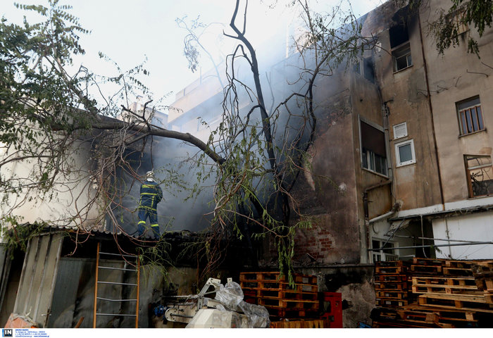 Μεγάλη φωτιά σε αποθήκη στο Περιστέρι - ζημιές σε σπίτια [φωτό - βίντεο] - εικόνα 2