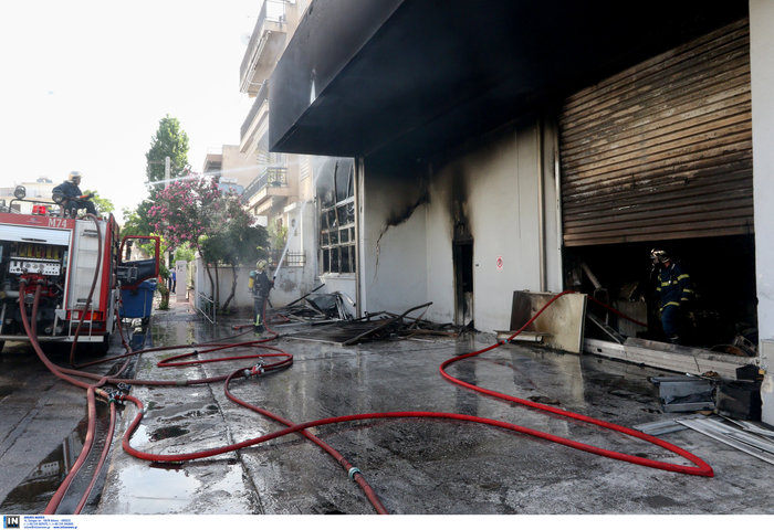 Μεγάλη φωτιά σε αποθήκη στο Περιστέρι - ζημιές σε σπίτια [φωτό - βίντεο] - εικόνα 3
