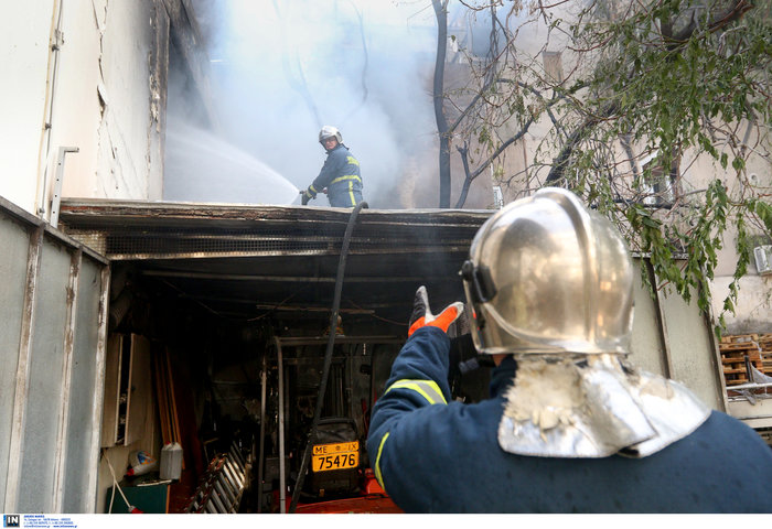 Μεγάλη φωτιά σε αποθήκη στο Περιστέρι - ζημιές σε σπίτια [φωτό - βίντεο] - εικόνα 7