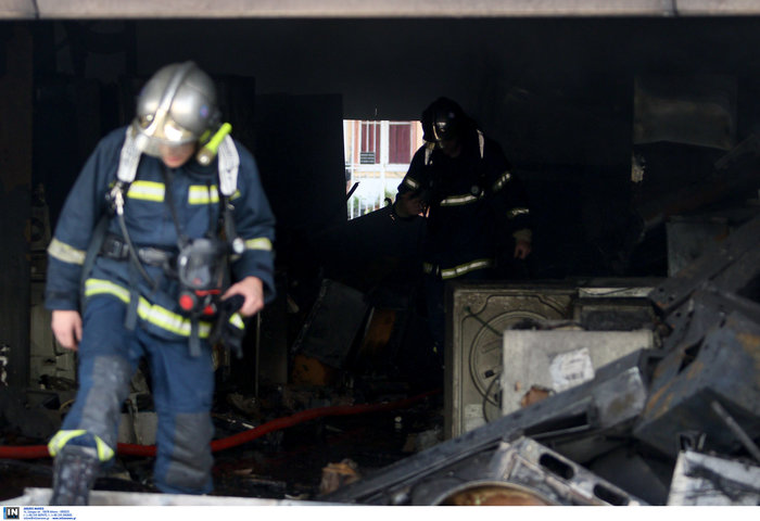 Μεγάλη φωτιά σε αποθήκη στο Περιστέρι - ζημιές σε σπίτια [φωτό - βίντεο] - εικόνα 5