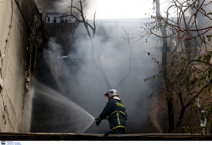 Μεγάλη φωτιά σε αποθήκη στο Περιστέρι - ζημιές σε σπίτια [φωτό - βίντεο] - εικόνα 6