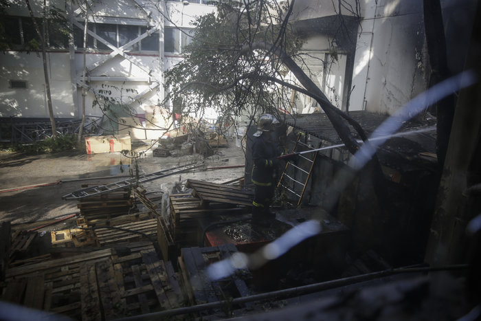 Μεγάλη φωτιά σε αποθήκη στο Περιστέρι - ζημιές σε σπίτια [φωτό - βίντεο] - εικόνα 10