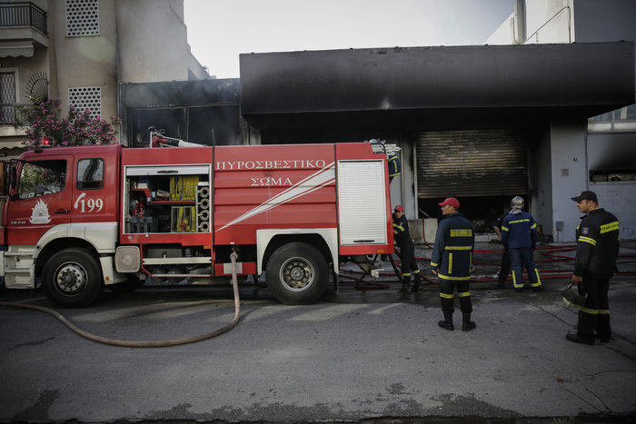 Μεγάλη φωτιά σε αποθήκη στο Περιστέρι - ζημιές σε σπίτια [φωτό - βίντεο] - εικόνα 11