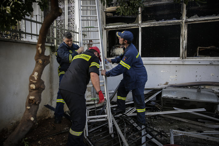Μεγάλη φωτιά σε αποθήκη στο Περιστέρι - ζημιές σε σπίτια [φωτό - βίντεο] - εικόνα 12