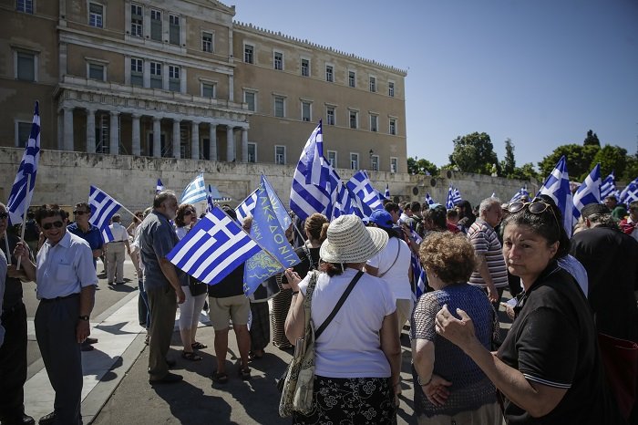 Μικρή συμμετοχή στο συλλαλητήριο για τη Μακεδονία στο Σύνταγμα [Εικόνες] - εικόνα 2