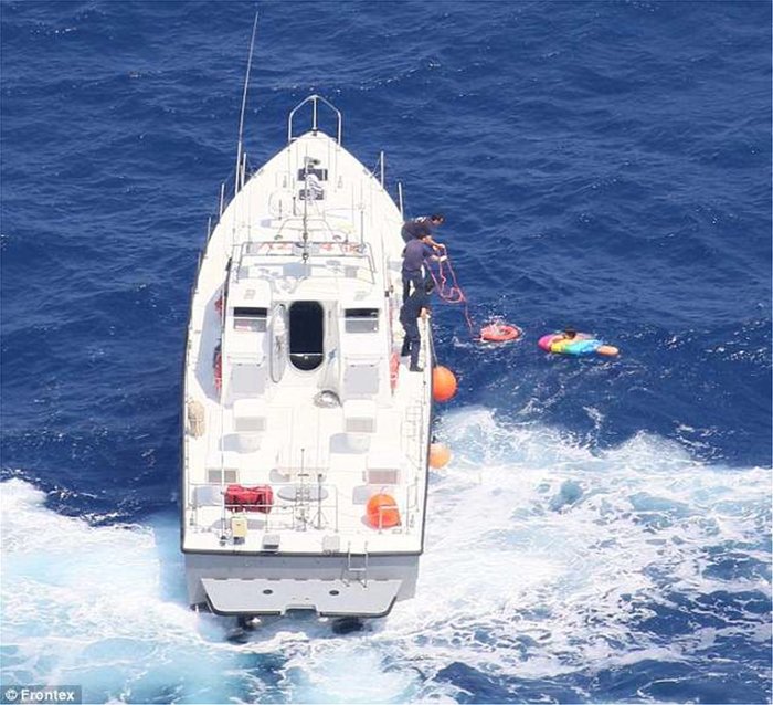 Φωτογραφίες από τη διάσωση της 55χρονης που έμεινε 20 ώρες στη θάλασσα - εικόνα 2