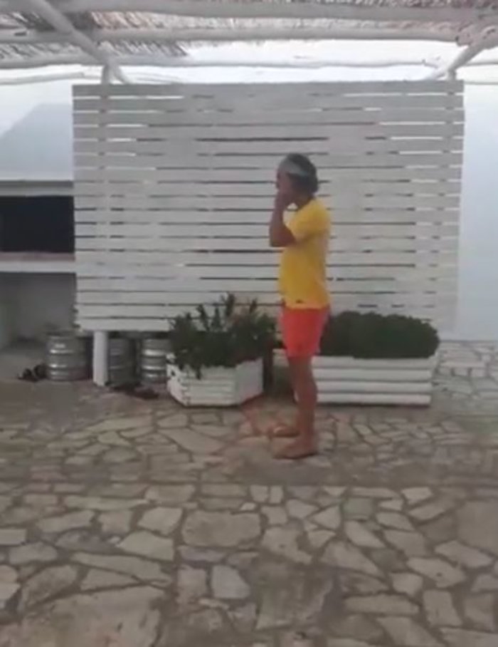 Κι όμως, ΜακΚόναχι και Χάρελσον παίζουν μπάλα στην Αντίπαρο [Βίντεο] - εικόνα 3