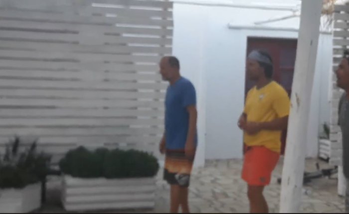 Κι όμως, ΜακΚόναχι και Χάρελσον παίζουν μπάλα στην Αντίπαρο [Βίντεο] - εικόνα 2