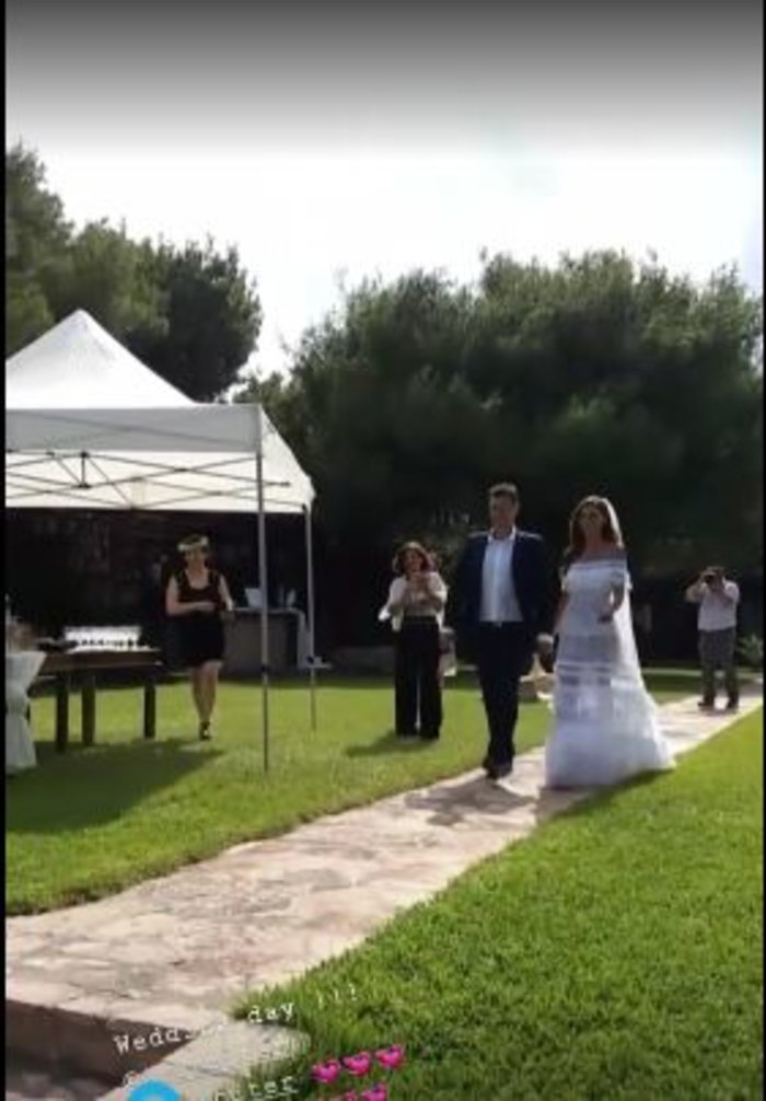 Γάμος Σρόιτερ - Μπούκη: Το υπέροχο νυφικό και το... βροχερό πάρτι - εικόνα 2