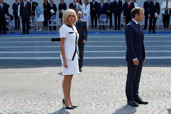 Μπριζίτ Μακρόν: Κομψή με σύνολο Luis Vuitton στην Ημέρα της Βαστίλης