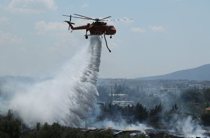Υπό μερικό έλεγχο η φωτιά στο Μενίδι (φωτό) - εικόνα 2