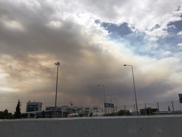 Μέχρι την Αθήνα οι καπνοί της φωτιάς στην Κινέτα