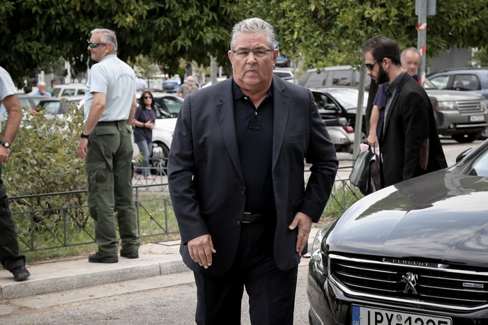 Πλήθος κόσμου στο "τελευταίο αντίο" στον Μάνο Ελευθερίου - εικόνα 4