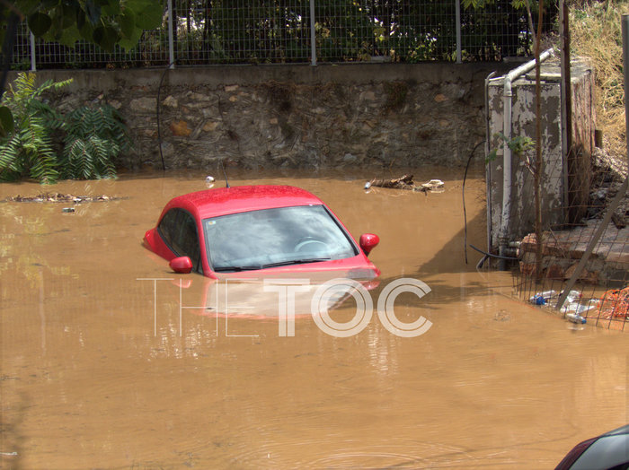 Απίστευτο! Δεκάδες αυτοκίνητα το ένα πάνω στο άλλο στο Μαρούσι