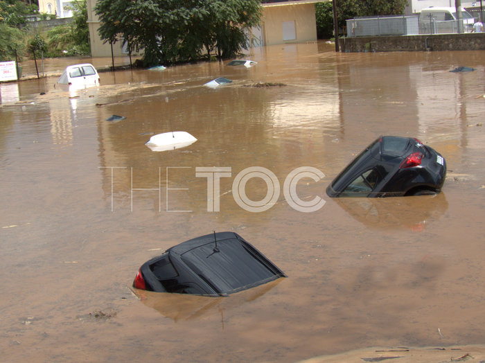 Απίστευτο! Δεκάδες αυτοκίνητα το ένα πάνω στο άλλο στο Μαρούσι - εικόνα 3