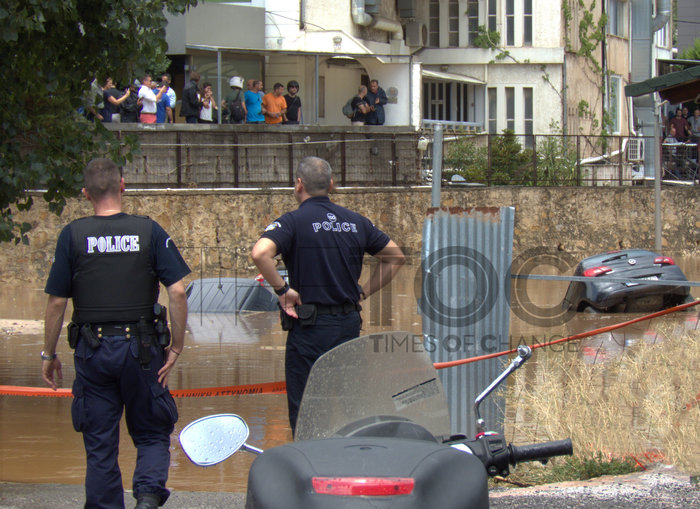 Απίστευτο! Δεκάδες αυτοκίνητα το ένα πάνω στο άλλο στο Μαρούσι - εικόνα 4