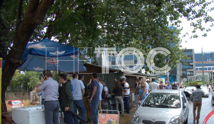 Απίστευτο! Δεκάδες αυτοκίνητα το ένα πάνω στο άλλο στο Μαρούσι - εικόνα 5