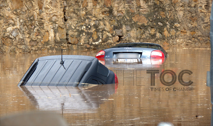 Απίστευτο! Δεκάδες αυτοκίνητα το ένα πάνω στο άλλο στο Μαρούσι - εικόνα 6
