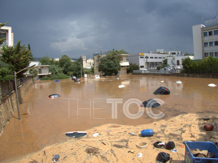 Απίστευτο! Δεκάδες αυτοκίνητα το ένα πάνω στο άλλο στο Μαρούσι - εικόνα 2