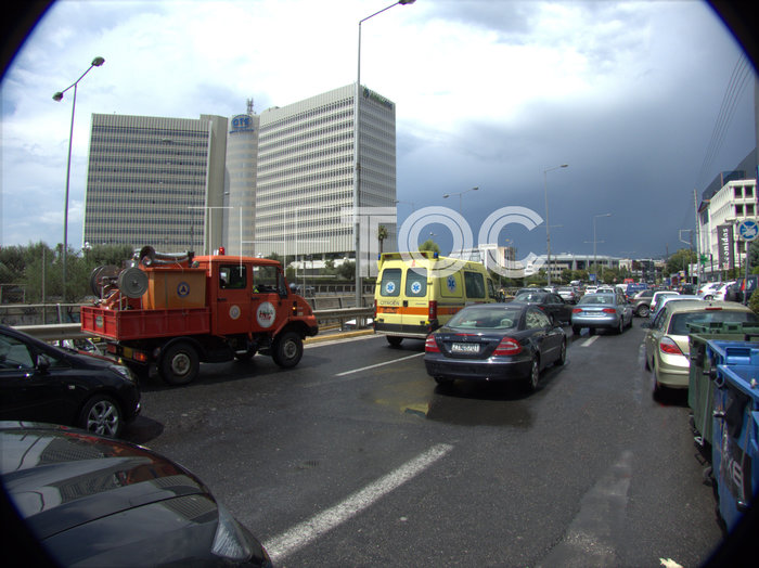 Απίστευτο! Δεκάδες αυτοκίνητα το ένα πάνω στο άλλο στο Μαρούσι - εικόνα 8