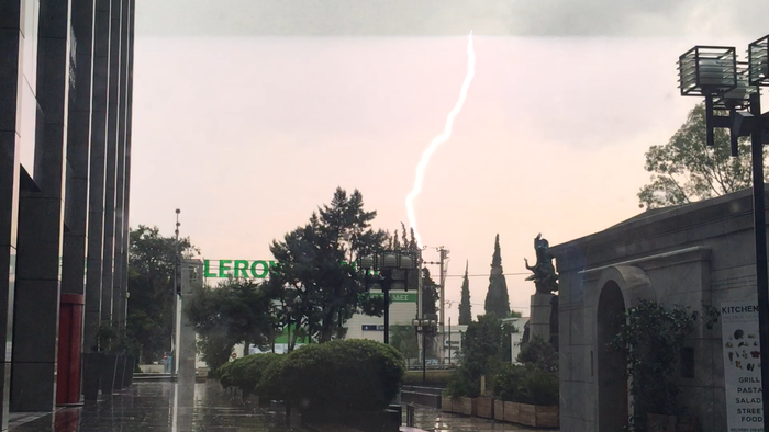 Δυνατό μπουρίνι στην Αττική, χάος στους δρόμους [Βίντεο] - εικόνα 2