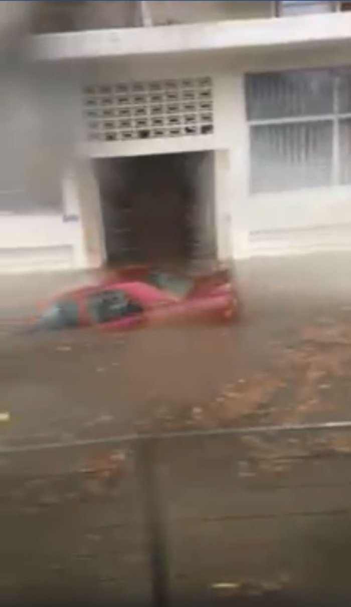 Τα αυτοκίνητα βούλιαξαν έξω από τον ηλεκτρικό σταθμό στον Περισσό [Βίντεο]