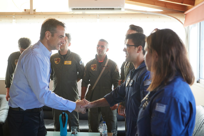 Επίσκεψη του Κ. Μητσοτάκη στη βάση των καναντέρ στην Ελευσίνα - εικόνα 2