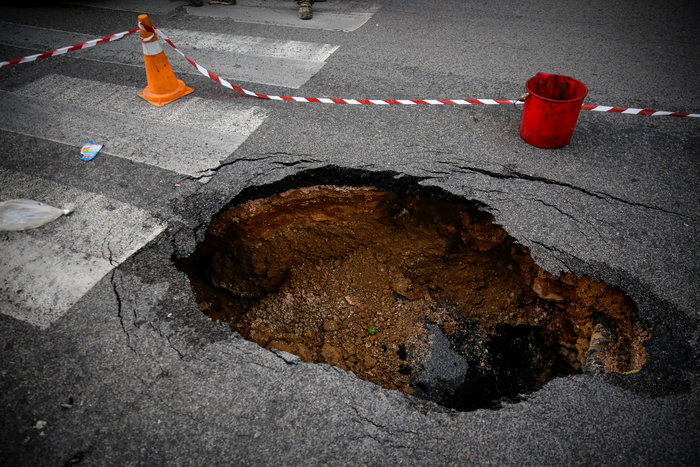 Γέμισαν τρύπες οι δρόμοι της Αθήνας μετά τις βροχές [φωτογραφίες]
