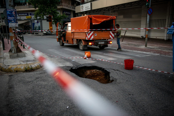 Γέμισαν τρύπες οι δρόμοι της Αθήνας μετά τις βροχές [φωτογραφίες] - εικόνα 3