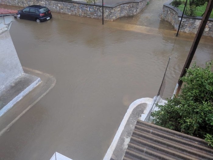 Χανιά: Προβλήματα από τη νεροποντή σε πολλά σημεία της πόλης - Εικόνες