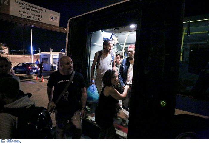 Kαρέ καρέ η αποβίβαση των επιβατών του Ελ. Βενιζέλος [ΕΙΚΟΝΕΣ] - εικόνα 8