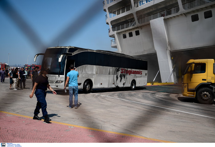 Σιγοκαίει ακόμη η φωτιά στο Ελ. Βενιζέλος, αδειάζουν το γκαράζ - εικόνα 4