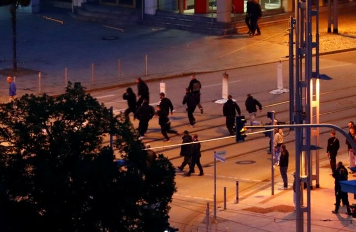Γερμανία: Επεισόδια ανάμεσα σε ακροδεξιούς και αντιφασίστες-9 τραυματίες - εικόνα 2
