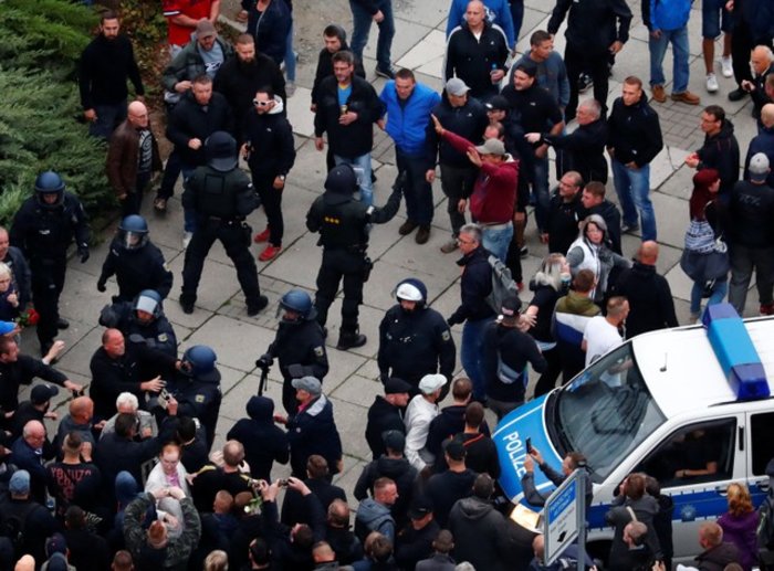 Γερμανία: Επεισόδια ανάμεσα σε ακροδεξιούς και αντιφασίστες-9 τραυματίες - εικόνα 3