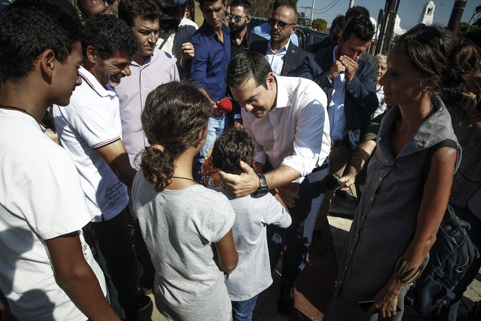 Επίσκεψη Τσίπρα στο Μάτι με υποσχέσεις: Θα έρχομαι κάθε μήνα - εικόνα 6