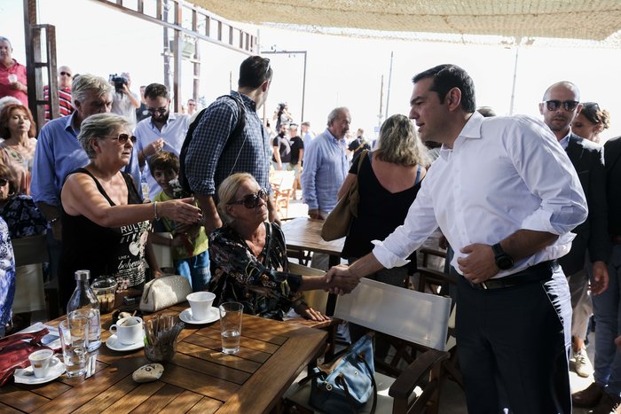 Επίσκεψη Τσίπρα στο Μάτι με υποσχέσεις: Θα έρχομαι κάθε μήνα - εικόνα 3
