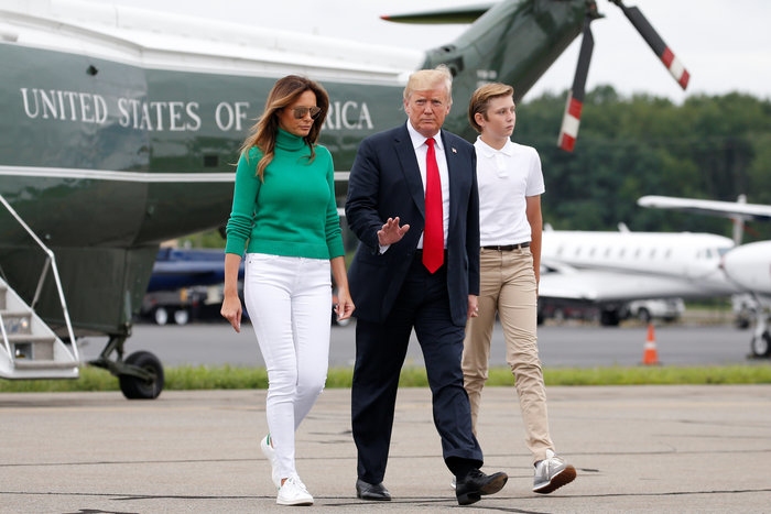 Μελάνια Τραμπ: Το χρυσό φτυάρι δεν μπόρεσε να σώσει το άκυρο ντύσιμό της