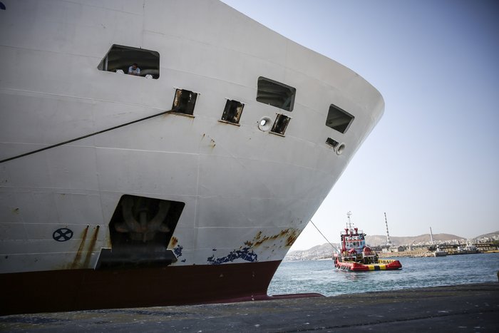 Στο Πέραμα για επισκευές ρυμουλκείται το «Ελ.Βενιζέλος» - Φωτο