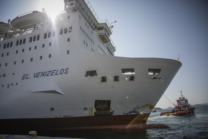 Στο Πέραμα για επισκευές ρυμουλκείται το «Ελ.Βενιζέλος» - Φωτο - εικόνα 2
