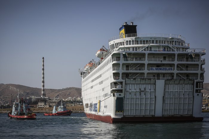 Στο Πέραμα για επισκευές ρυμουλκείται το «Ελ.Βενιζέλος» - Φωτο - εικόνα 3
