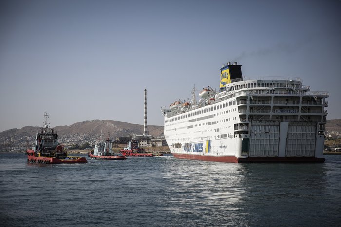 Στο Πέραμα για επισκευές ρυμουλκείται το «Ελ.Βενιζέλος» - Φωτο - εικόνα 4