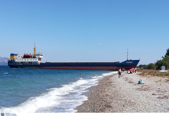 Αποκολλήθηκε το πλοίο που είχε προσαράξει στη βόρεια Εύβοια [φωτό]