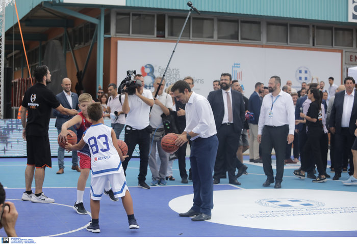 Τσίπρας στη ΔΕΘ με μπάσκετ, Queen και ατάκες για τον ΠΑΟΚ - εικόνα 4