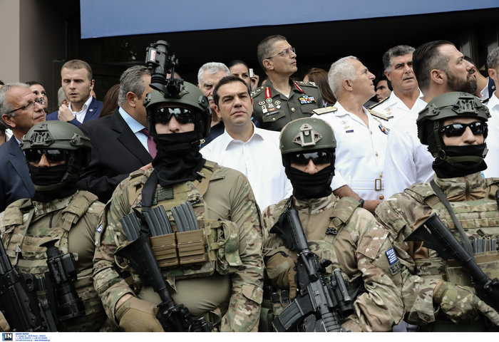 Τσίπρας στη ΔΕΘ με μπάσκετ, Queen και ατάκες για τον ΠΑΟΚ - εικόνα 3