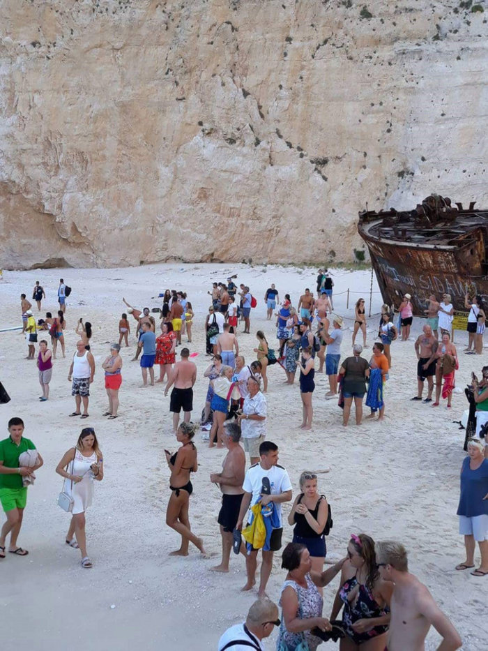 Μαρτυρίες: Εκατοντάδες τουρίστες & παιδιά στο Ναυάγιο της Ζακύνθου