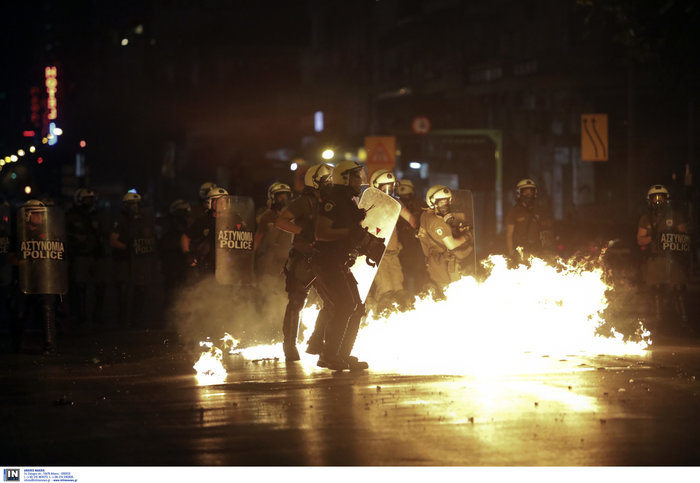 Μολότοφ και συγκρούσεις στην πορεία στο κέντρο της Θεσσαλονίκης (ΕΙΚΟΝΕΣ) - εικόνα 4