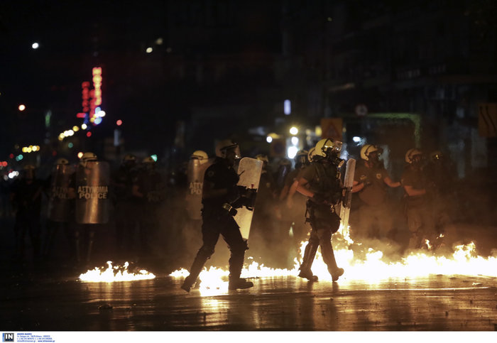 Μολότοφ και συγκρούσεις στην πορεία στο κέντρο της Θεσσαλονίκης (ΕΙΚΟΝΕΣ) - εικόνα 3