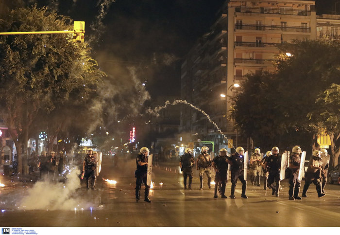 Μολότοφ και συγκρούσεις στην πορεία στο κέντρο της Θεσσαλονίκης (ΕΙΚΟΝΕΣ) - εικόνα 2