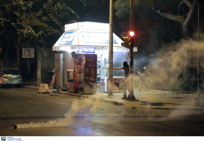 Μολότοφ και συγκρούσεις στην πορεία στο κέντρο της Θεσσαλονίκης (ΕΙΚΟΝΕΣ)